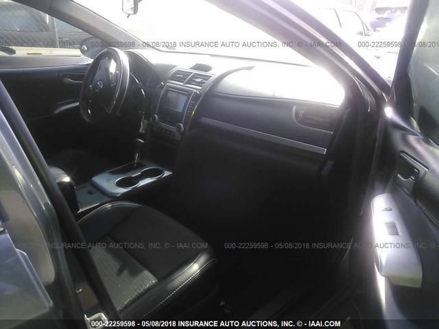 4T1BF1FK7EU341509 - 2014 TOYOTA CAMRY L/SE/LE/XLE 灰色 照片 5