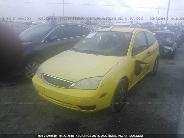 3FAFP31N15R113003 - 2005 FORD FOCUS ZX3 YELLOW photo 2