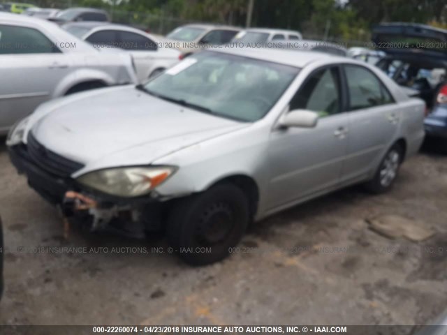 4T1BE32K52U627200 - 2002 TOYOTA CAMRY LE/XLE/SE ვერცხლისფერი ფოტო 2