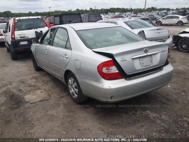 4T1BE32K52U627200 - 2002 TOYOTA CAMRY LE/XLE/SE ვერცხლისფერი ფოტო 3