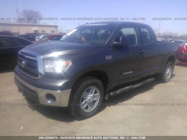 5TFRY5F11DX146000 - 2013 TOYOTA TUNDRA DOUBLE CAB SR5 GRAY photo 2