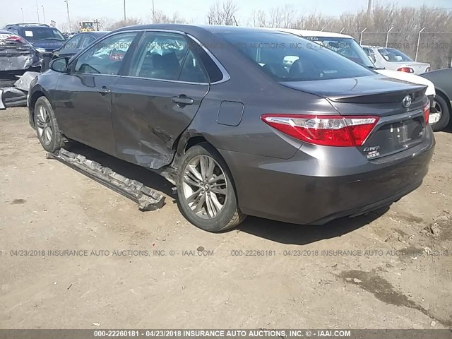 4T1BF1FK5GU593049 - 2016 TOYOTA CAMRY LE/XLE/SE/XSE GRAY photo 3