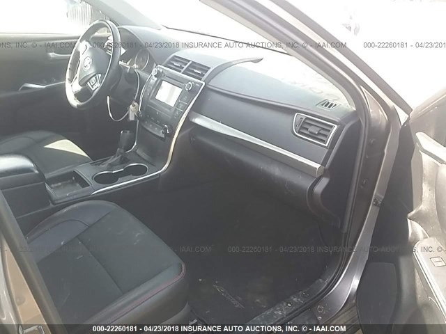 4T1BF1FK5GU593049 - 2016 TOYOTA CAMRY LE/XLE/SE/XSE Gris photo 5