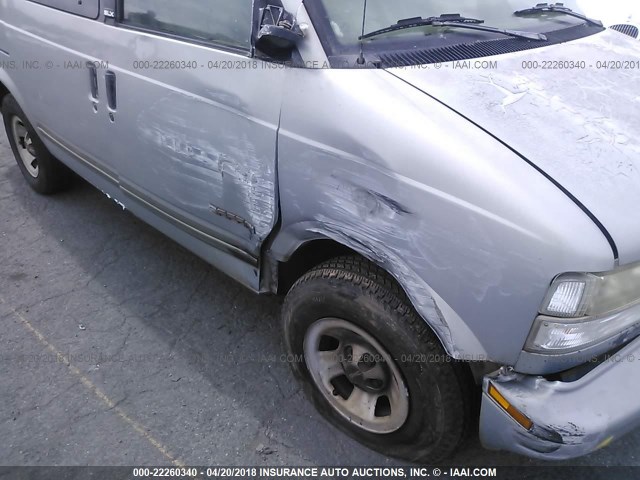 1GKDM19W1WB505470 - 1998 GMC SAFARI XT SILVER photo 6