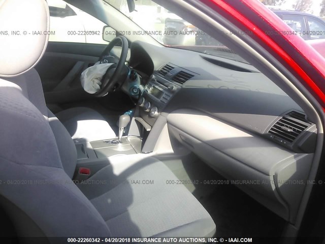 4T4BF3EKXBR215384 - 2011 TOYOTA CAMRY SE/LE/XLE RED photo 5