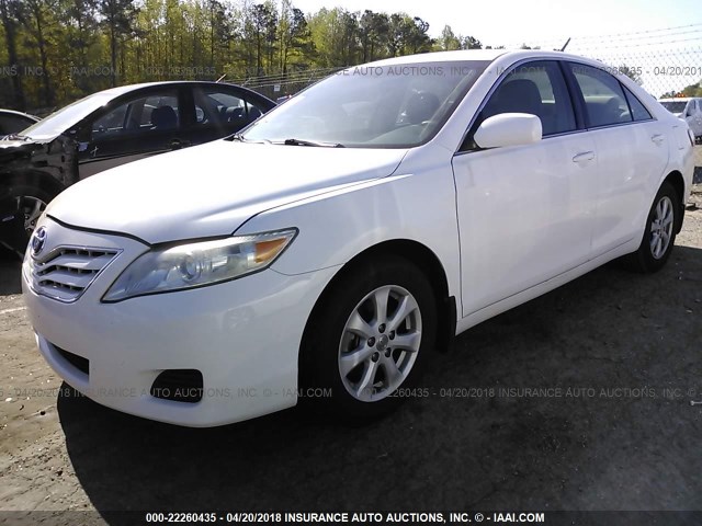 4T1BF3EK4BU764959 - 2011 TOYOTA CAMRY SE/LE/XLE WHITE photo 2