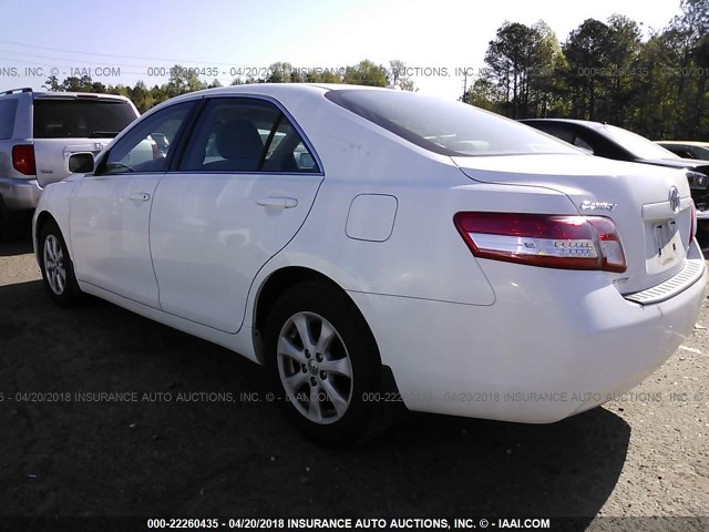 4T1BF3EK4BU764959 - 2011 TOYOTA CAMRY SE/LE/XLE WHITE photo 3