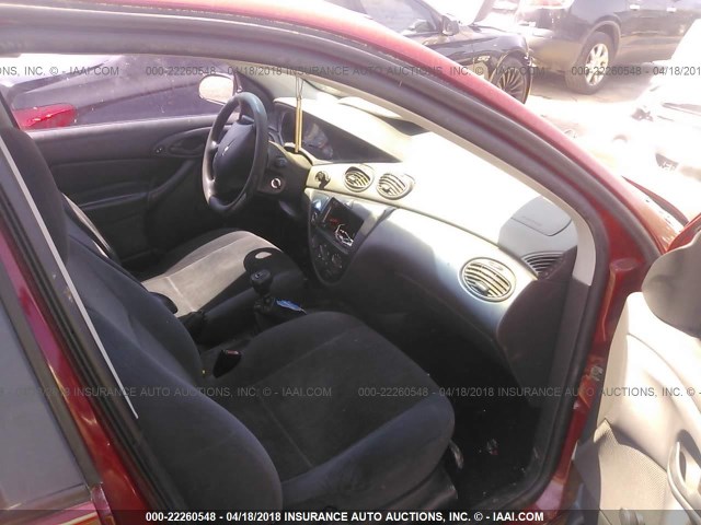 1FAFP3439YW268295 - 2000 FORD FOCUS SE/SE SPORT RED photo 5