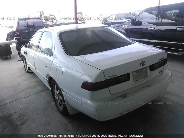 JT2BF28KXX0202615 - 1999 TOYOTA CAMRY LE/XLE თეთრი ფოტო 3