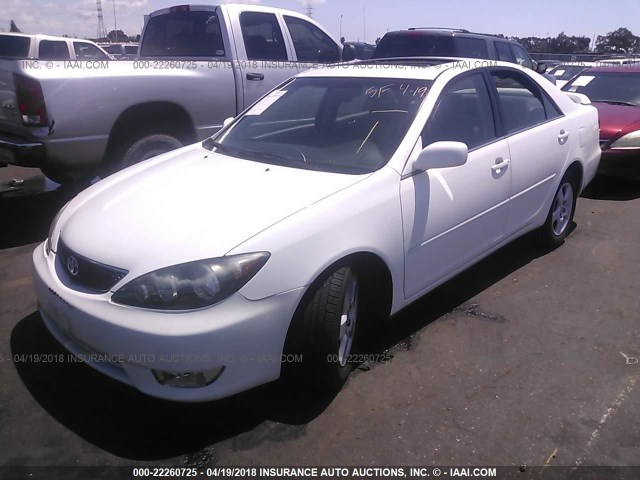 4T1BE32K45U005031 - 2005 TOYOTA CAMRY LE/XLE/SE თეთრი ფოტო 2