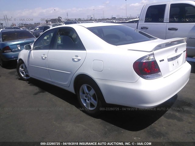 4T1BE32K45U005031 - 2005 TOYOTA CAMRY LE/XLE/SE თეთრი ფოტო 3
