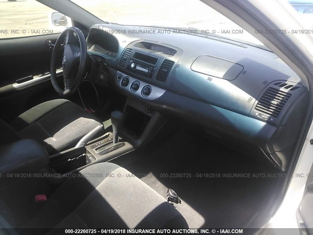 4T1BE32K45U005031 - 2005 TOYOTA CAMRY LE/XLE/SE თეთრი ფოტო 5