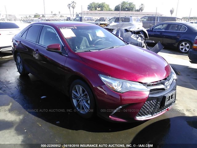 4T1BF1FK6FU888711 - 2015 TOYOTA CAMRY LE/XLE/SE/XSE მუქწითელი ფოტო 1