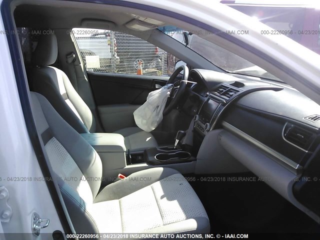4T4BF1FK6DR296213 - 2013 TOYOTA CAMRY L/SE/LE/XLE 白色 照片 5