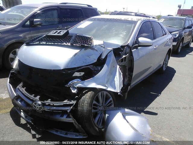 4T1BF1FK2FU026862 - 2015 TOYOTA CAMRY LE/XLE/SE/XSE SILVER photo 2