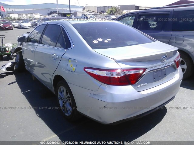 4T1BF1FK2FU026862 - 2015 TOYOTA CAMRY LE/XLE/SE/XSE SILVER photo 3