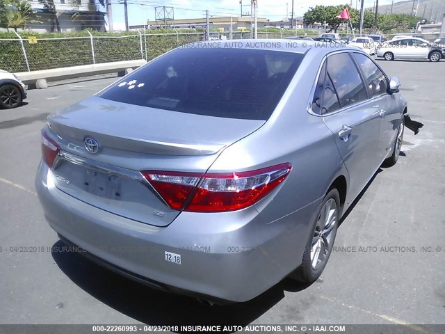 4T1BF1FK2FU026862 - 2015 TOYOTA CAMRY LE/XLE/SE/XSE SILVER photo 4