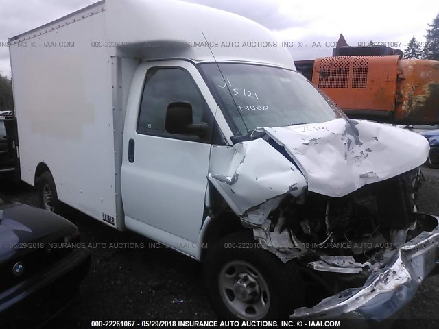 1GBHG31U761202469 - 2006 CHEVROLET EXPRESS G3500  WHITE photo 2