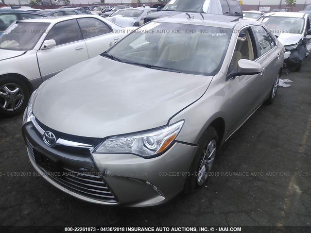 4T1BF1FK1HU370623 - 2017 TOYOTA CAMRY LE/XLE/SE/XSE ოქროსფერი ფოტო 2