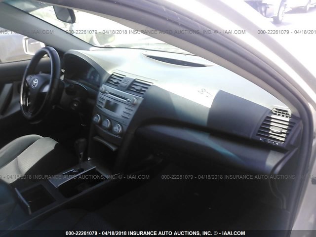 4T1BF3EK3AU043580 - 2010 TOYOTA CAMRY SE/LE/XLE SILVER photo 5