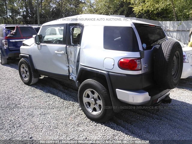 JTEZU11F270012287 - 2007 TOYOTA FJ CRUISER SILVER photo 3