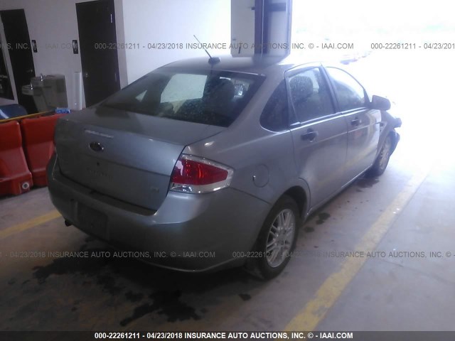 1FAHP35N78W198255 - 2008 FORD FOCUS SE/SEL/SES GRAY photo 4