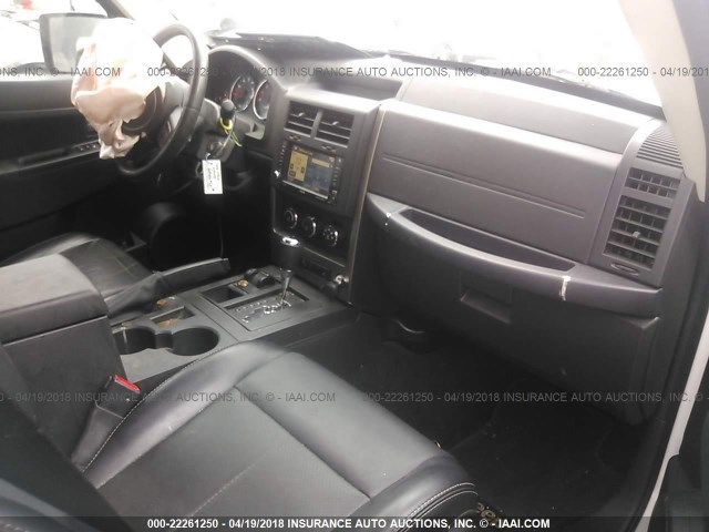1C4PJMAK7CW184941 - 2012 JEEP LIBERTY SPORT თეთრი ფოტო 5