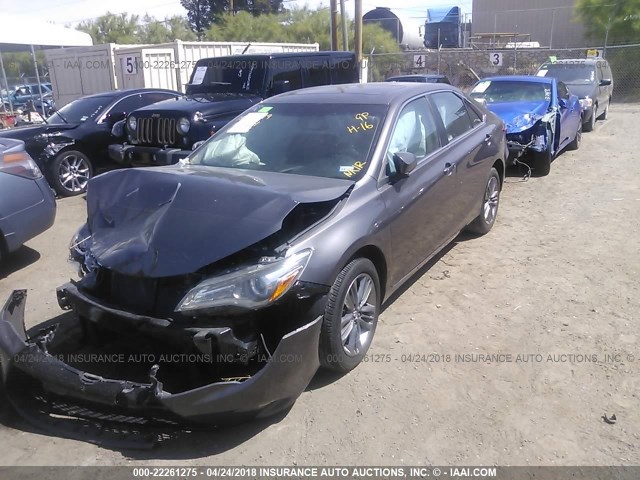 4T1BF1FK1HU305268 - 2017 TOYOTA CAMRY LE/XLE/SE/XSE GRAY photo 2
