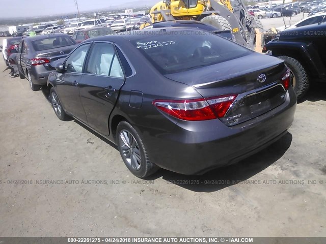 4T1BF1FK1HU305268 - 2017 TOYOTA CAMRY LE/XLE/SE/XSE GRAY photo 3