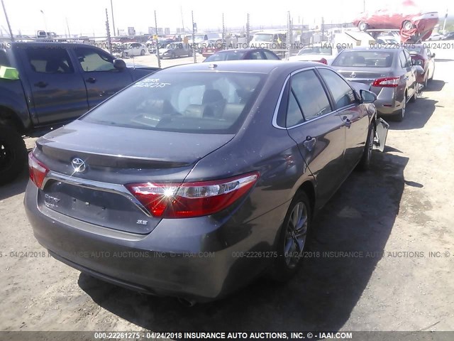 4T1BF1FK1HU305268 - 2017 TOYOTA CAMRY LE/XLE/SE/XSE GRAY photo 4