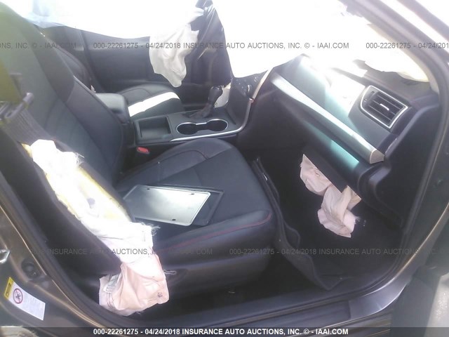4T1BF1FK1HU305268 - 2017 TOYOTA CAMRY LE/XLE/SE/XSE GRAY photo 5
