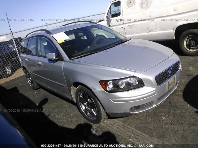 YV1MJ682952077737 - 2005 VOLVO V50 T5 SILVER photo 1