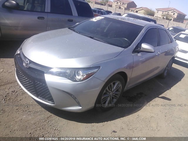 4T1BF1FK2GU195801 - 2016 TOYOTA CAMRY LE/XLE/SE/XSE SILVER photo 2