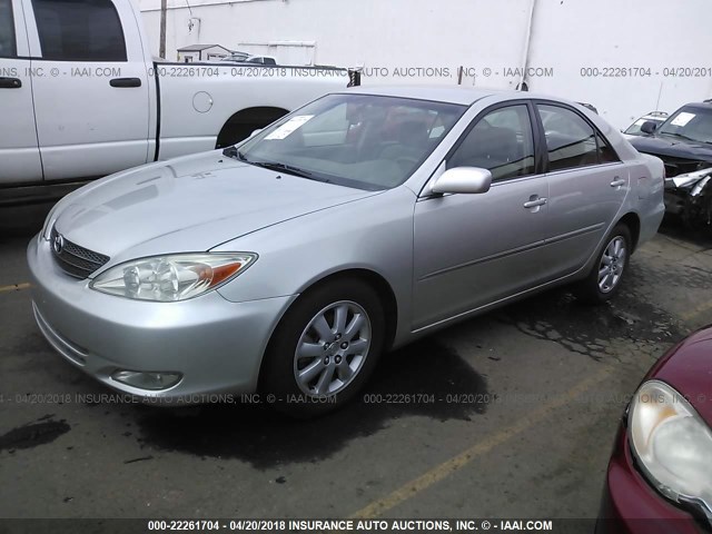 JTDBE32K530152807 - 2003 TOYOTA CAMRY LE/XLE Silber Foto 2