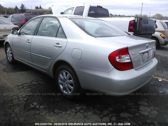 JTDBE32K530152807 - 2003 TOYOTA CAMRY LE/XLE SILVER photo 3