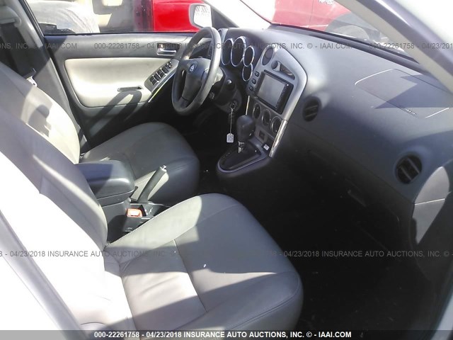 2T1LR32E46C562396 - 2006 TOYOTA COROLLA MATRIX XR WHITE photo 5