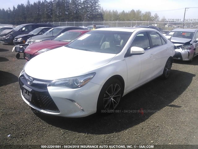 4T1BF1FK0FU053705 - 2015 TOYOTA CAMRY LE/XLE/SE/XSE WHITE photo 2