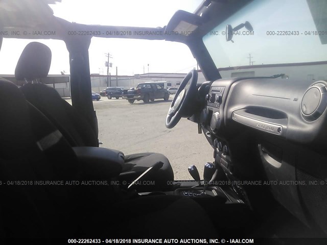 1C4AJWAG2GL134016 - 2016 JEEP WRANGLER SPORT أسود صورة 5