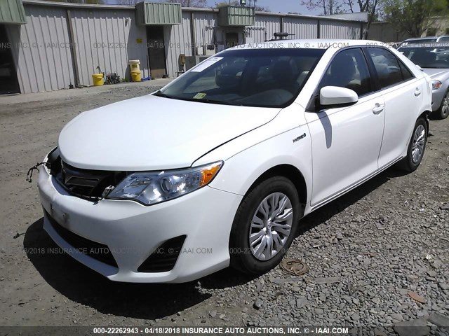 4T1BD1FK4EU108855 - 2014 TOYOTA CAMRY HYBRID/LE/XLE WHITE photo 2