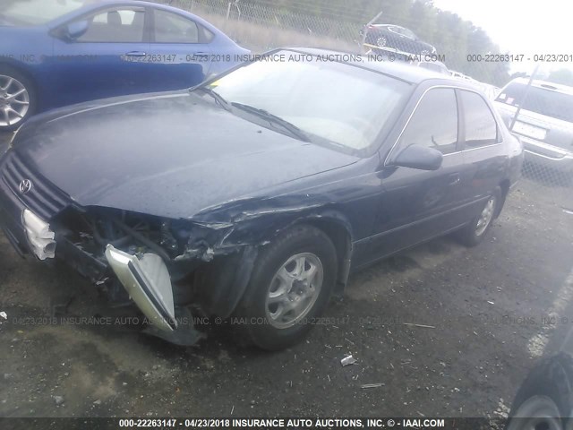 JT2BG22K6X0291993 - 1999 TOYOTA CAMRY LE/XLE BLUE photo 2