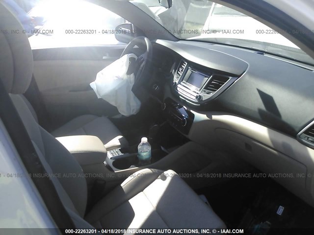KM8J33A47HU432812 - 2017 HYUNDAI TUCSON LIMITED/SPORT AND ECO/SE WHITE photo 5