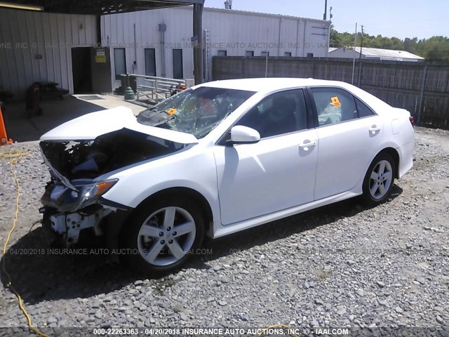 4T1BF1FK3CU161716 - 2012 TOYOTA CAMRY SE/LE/XLE WHITE photo 2