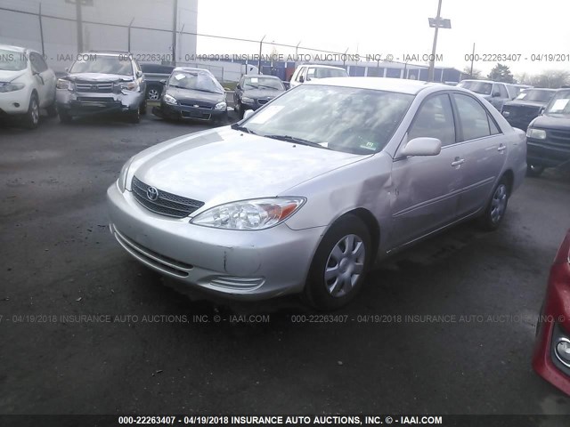 4T1BE32K14U840793 - 2004 TOYOTA CAMRY LE/XLE/SE ვერცხლისფერი ფოტო 2
