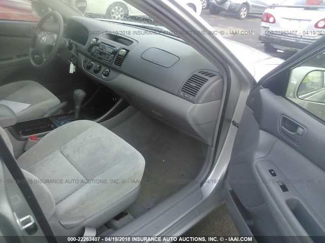 4T1BE32K14U840793 - 2004 TOYOTA CAMRY LE/XLE/SE SILVER photo 5