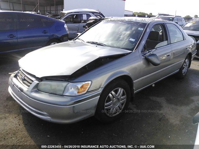 JT2BG22K210553628 - 2001 TOYOTA CAMRY CE/LE/XLE SILVER photo 2