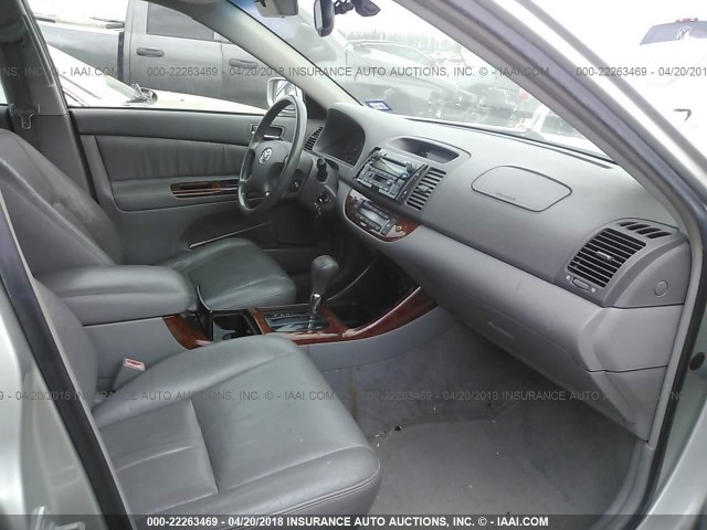 JTDBF32KX20011517 - 2002 TOYOTA CAMRY LE/XLE/SE ვერცხლისფერი ფოტო 5