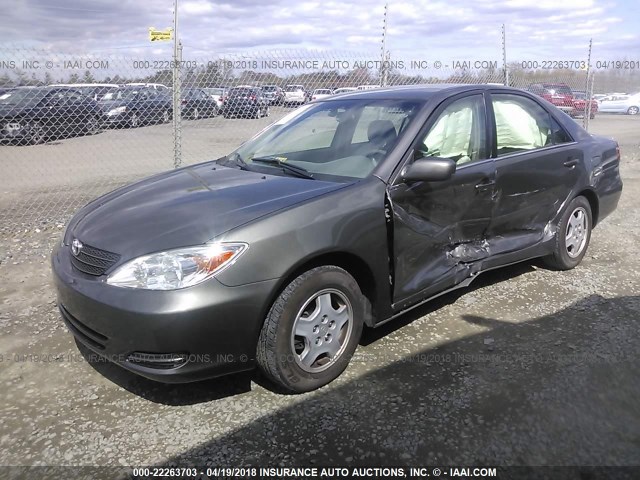 4T1BF30K82U530699 - 2002 TOYOTA CAMRY LE/XLE/SE ნაცრისფერი ფოტო 2