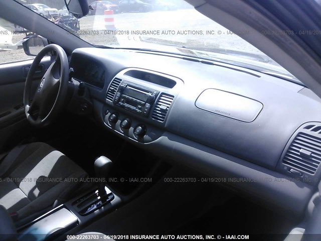 4T1BF30K82U530699 - 2002 TOYOTA CAMRY LE/XLE/SE ნაცრისფერი ფოტო 5