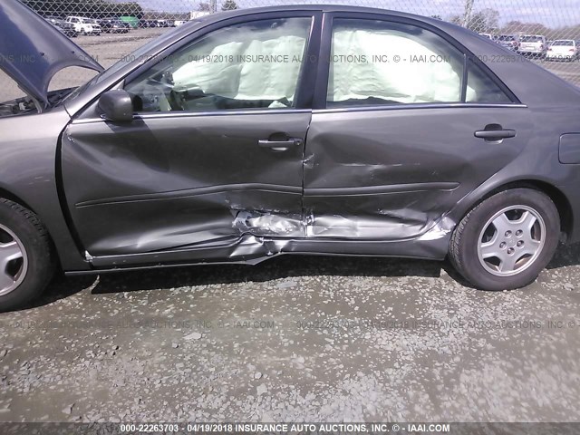 4T1BF30K82U530699 - 2002 TOYOTA CAMRY LE/XLE/SE ნაცრისფერი ფოტო 6