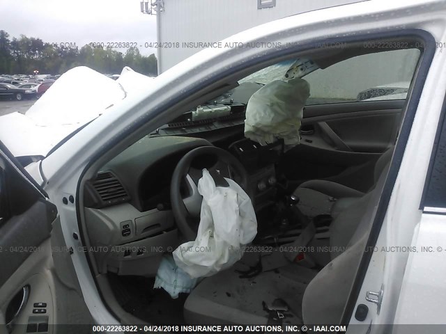 4T1BF3EK5BU712708 - 2011 TOYOTA CAMRY SE/LE/XLE WHITE photo 5